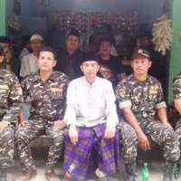 Anggota Banser berfoto bersama
